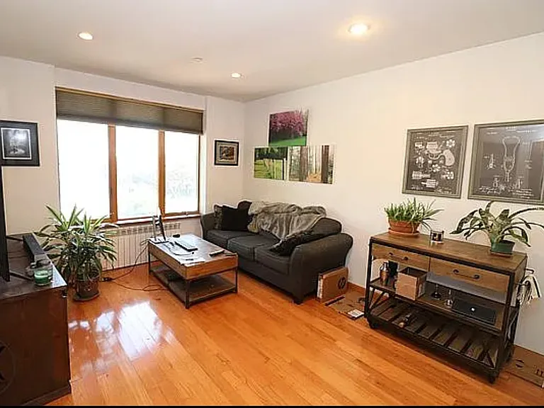 2252 Jones St — Photo 1