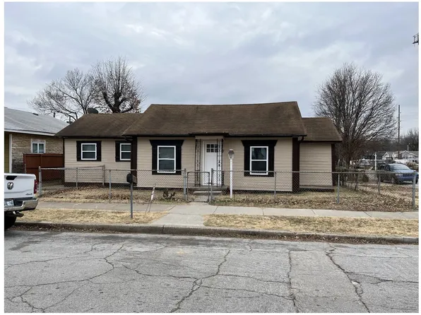 2302 E 2nd St S, Tulsa, OK 74104