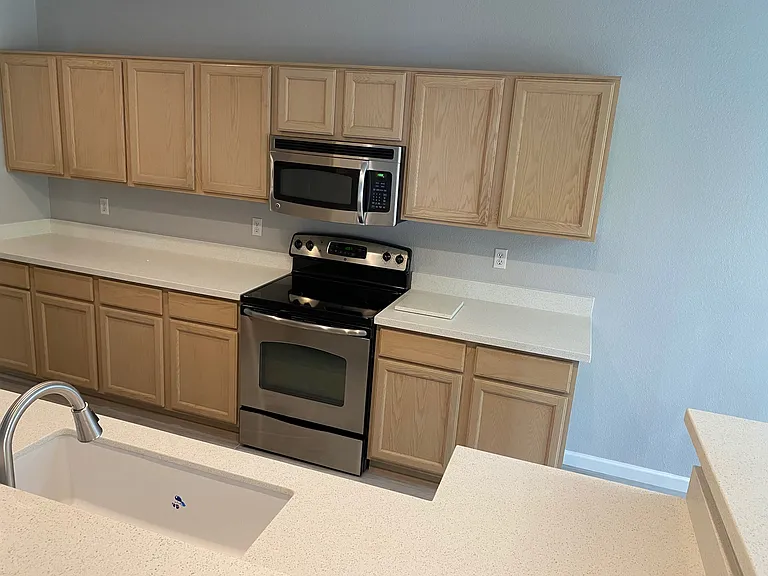 3358 E Wickieup Ln — Photo 7