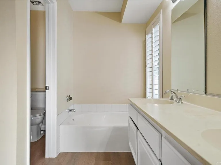 1645 W Victoria St — Photo 37