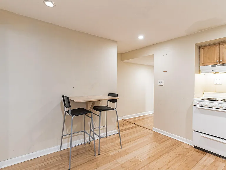 141 Chiswick Rd #1B — Photo 7