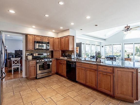 3rd image of 528 W Ashford Ln