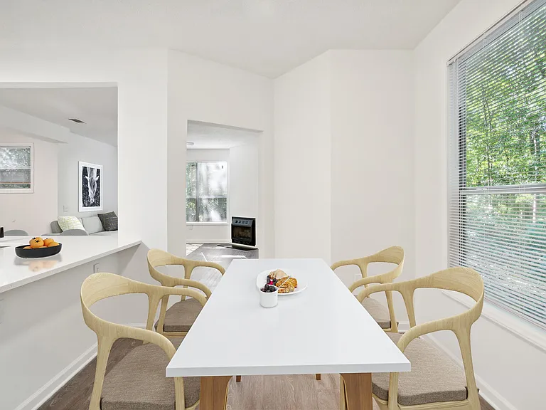 Cambridge Apartments — Photo 15