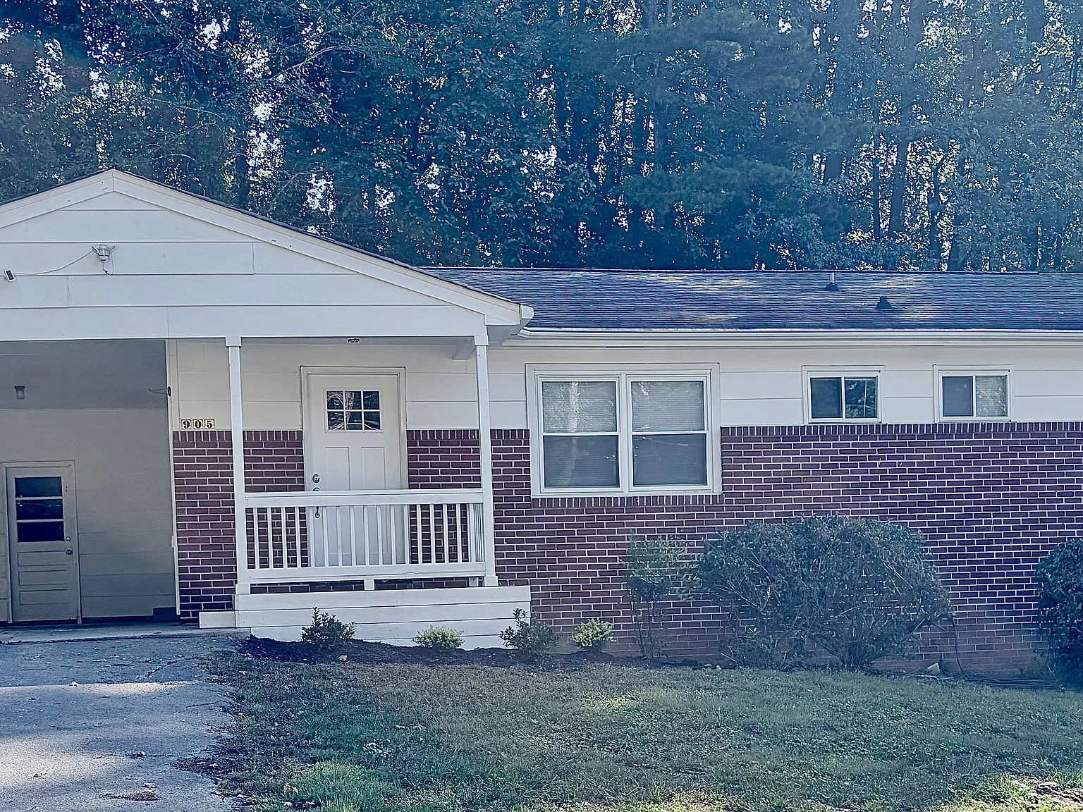 905 Curleque Dr — Photo 2