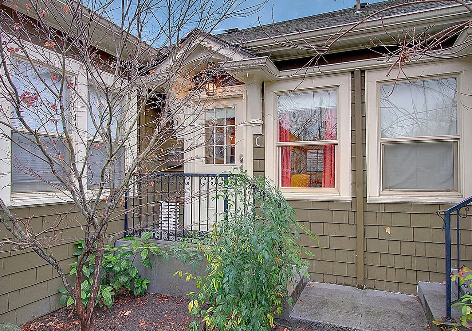 Furnished Cozy Bungalow Style Condo in Capitol Hill — Photo 1