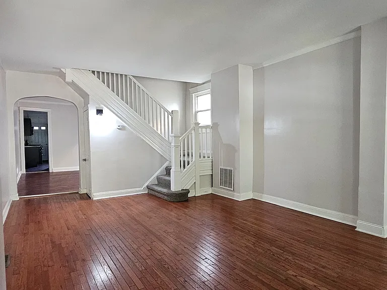 722 E 41st St — Photo 2