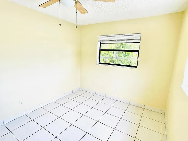 1445 SW 33rd St — Photo 4
