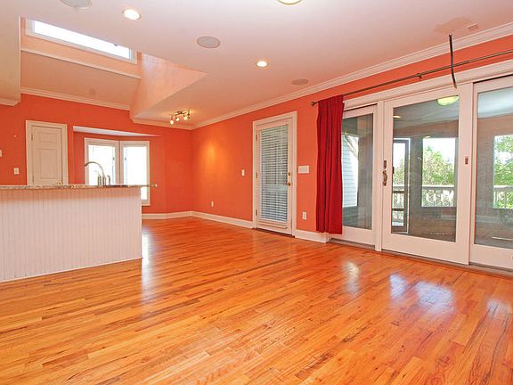 3rd image of 1616 Live Oak Park