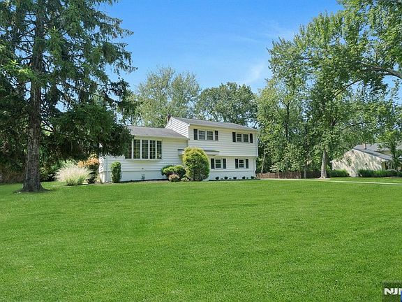 3rd image of 615 Maze Rd