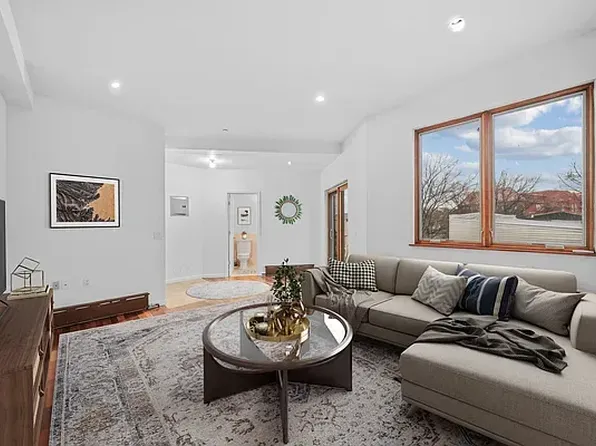 166 Kingsland Avenue image 2 of 8