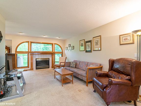 3rd image of 295 Parkview Dr