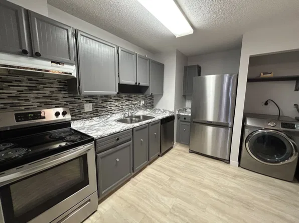 2327 119th St NW, Edmonton, AB T6J 4E2