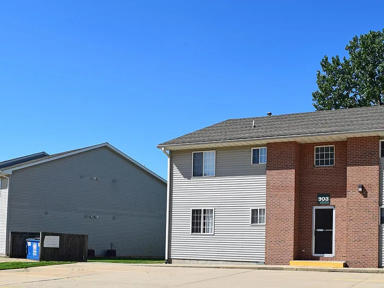 903 Hartwell Dr — Photo 2