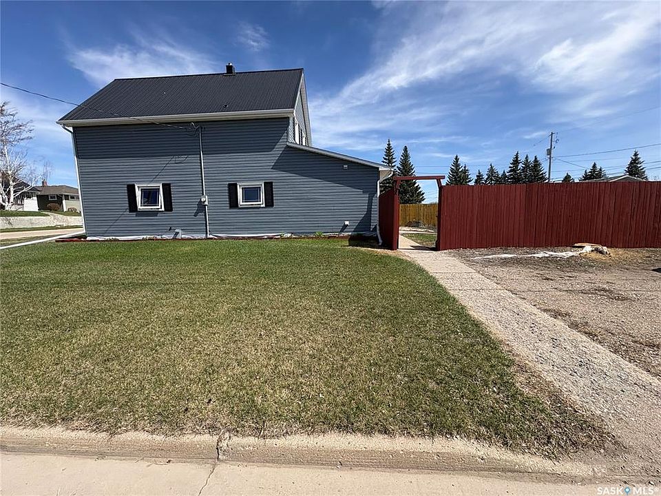 1st image of 301 8th AVENUE E