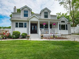 33 Park Hill Dr, Selden, NY 11784