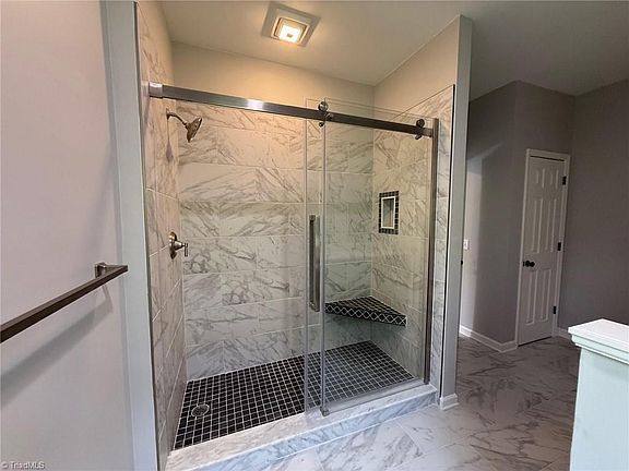 5th image of 2528 Treetop Ln