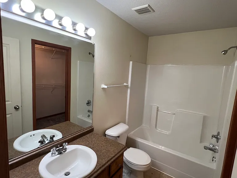 480 SE Waco Pl — Photo 16