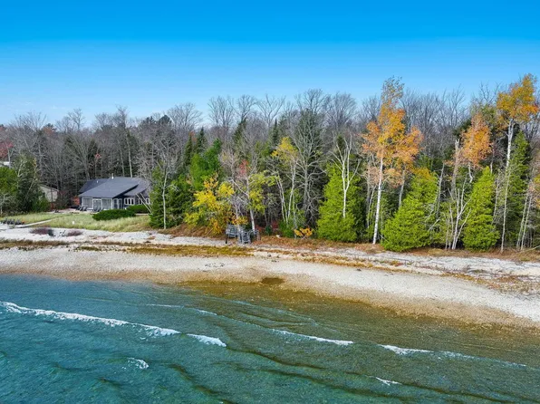 10 N Shore Dr, Northport, MI 49670