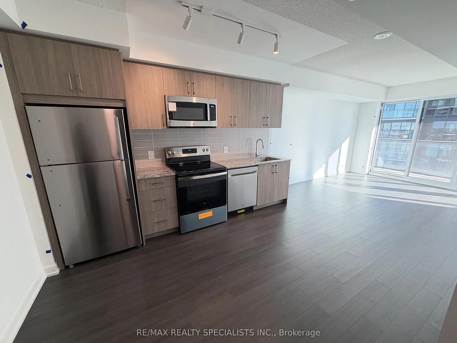 Notting Hill Condominiums — Photo 4
