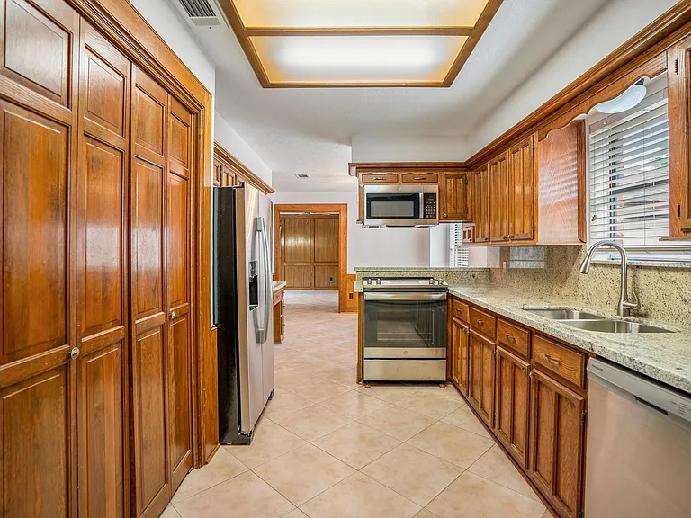 38 Devonshire Dr — Photo 18