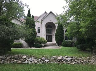 2223 Tucker Dr, Troy, MI 48085