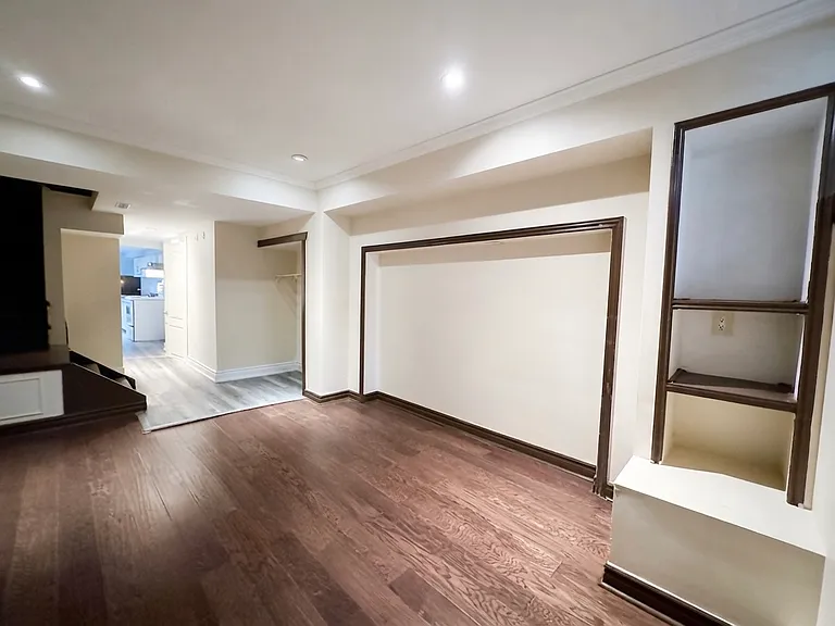 909 Palmerston Ave #LOWER — Photo 10
