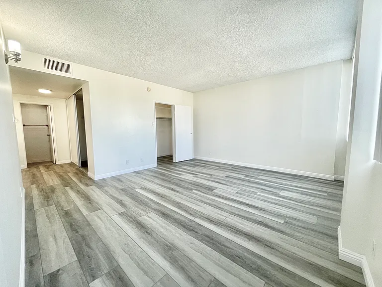 Occidental Towers Apartments — Photo 158