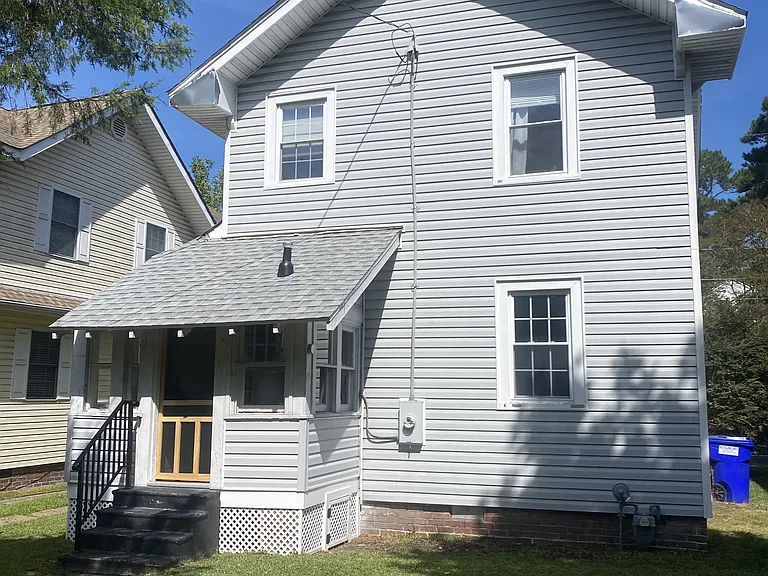 1605 Longwood Dr — Photo 2