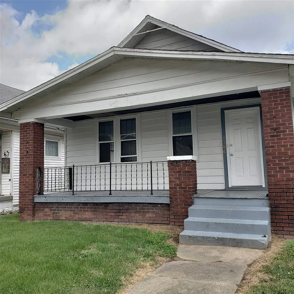 1566 S Morton Ave photo 1