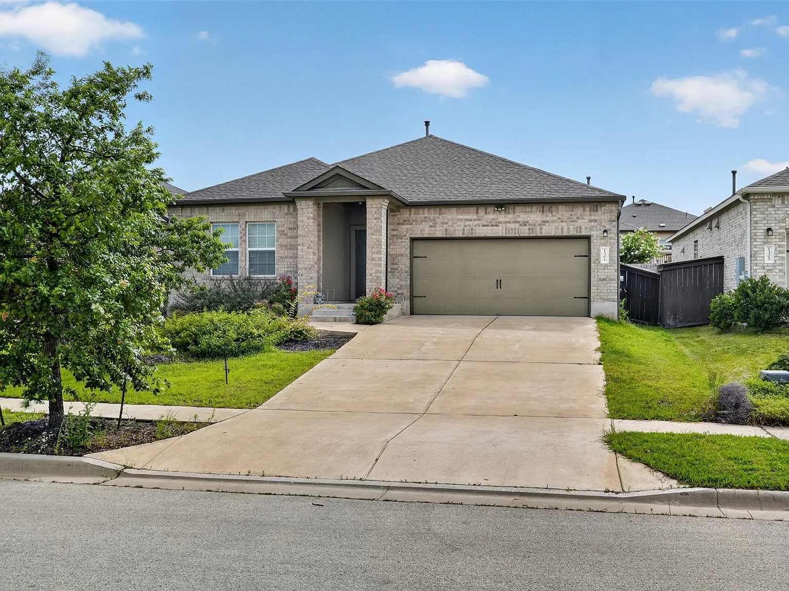 4 bed, 2.0 bath, 1946 sqft, $2,200 — Photo 3