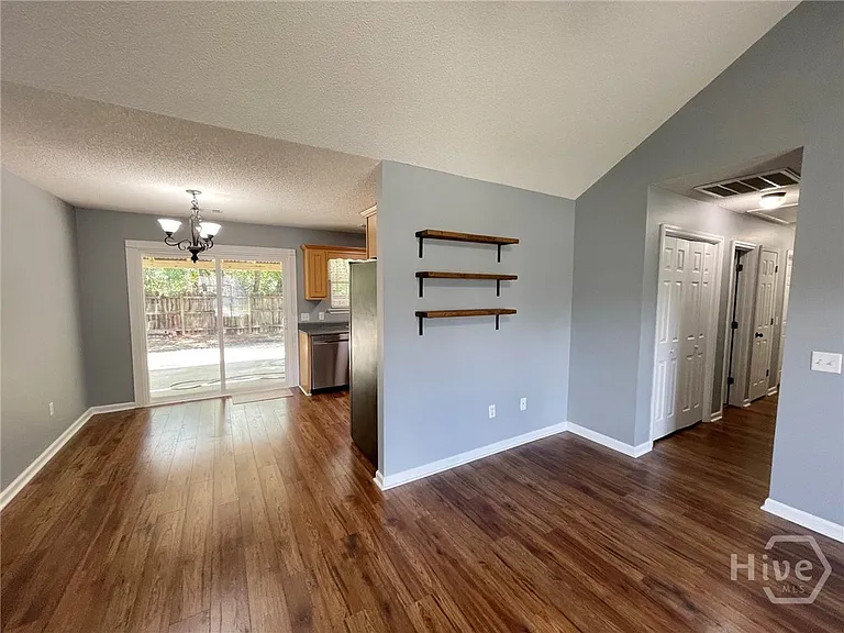 119 Mustang Dr — Photo 6