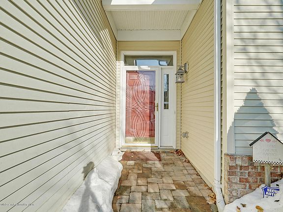 4th image of 61 Oakmont Ln