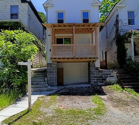 2nd image of 210 N 4th St
