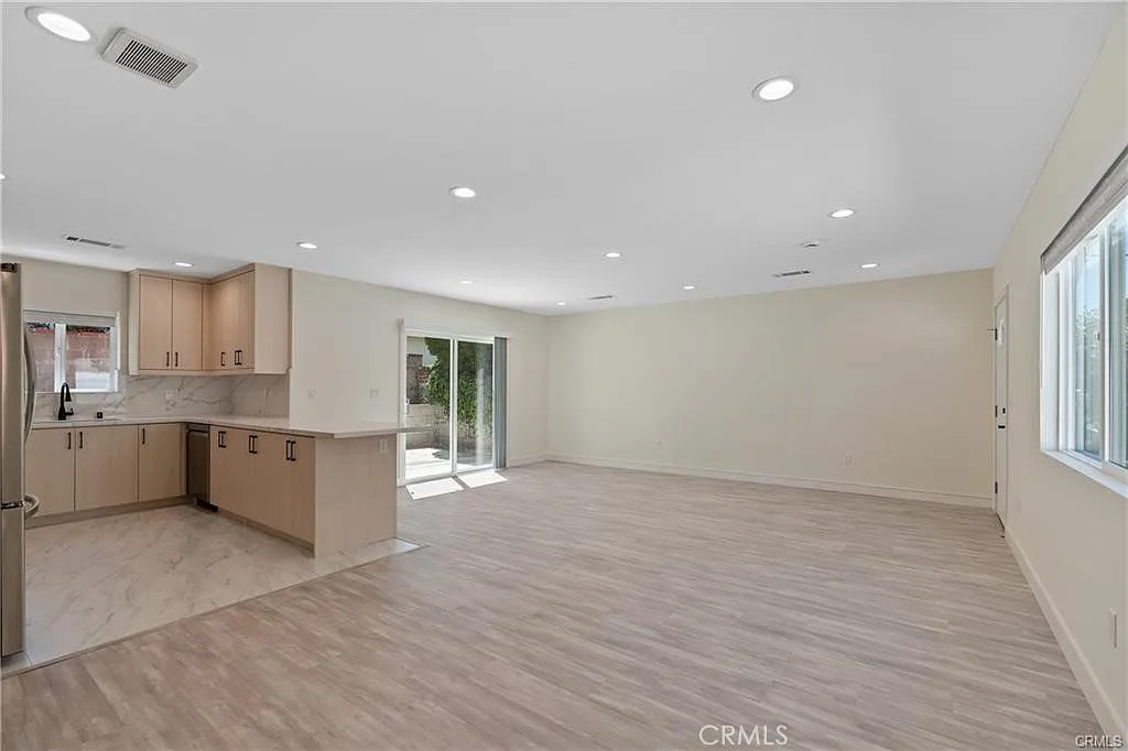 2 bed, 1100 sqft, $4,000 — Photo 3