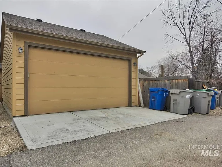 1511 S Division Ave — Photo 3