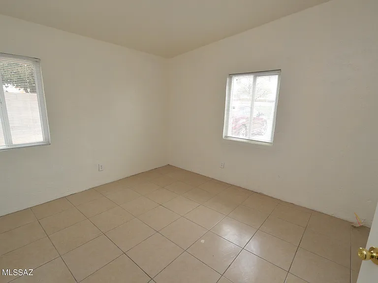 20 E Susana St — Photo 9