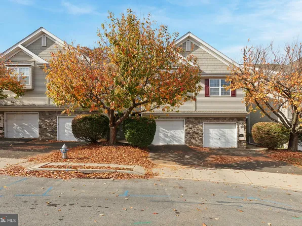 305 Fusilier Cir, Fort Washington, PA 19034