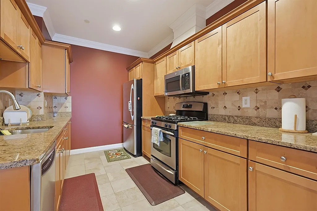 2 bed, 1.0 bath, 1180 sqft, $3,200 — Photo 2