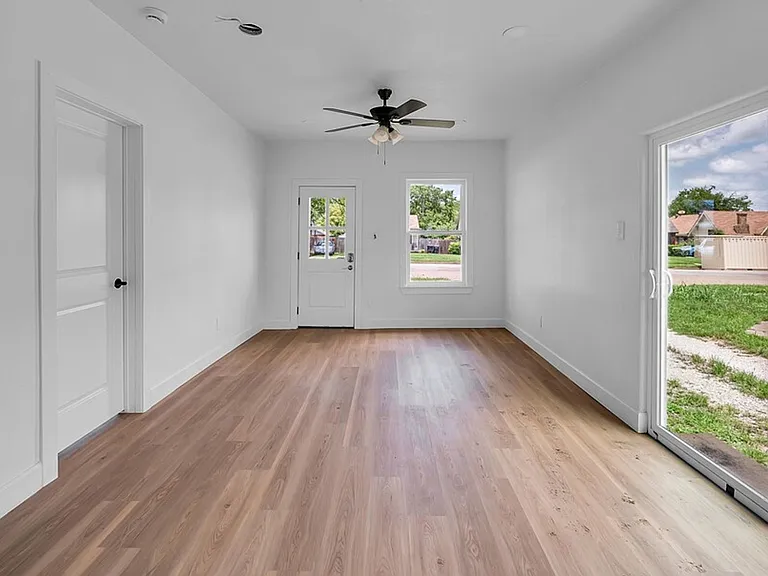 1818 Windsor Ave — Photo 6