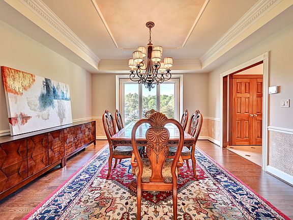 4th image of 906 Squire Hill Ct