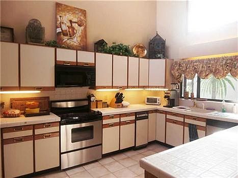 4th image of 7008 Country Club Dr