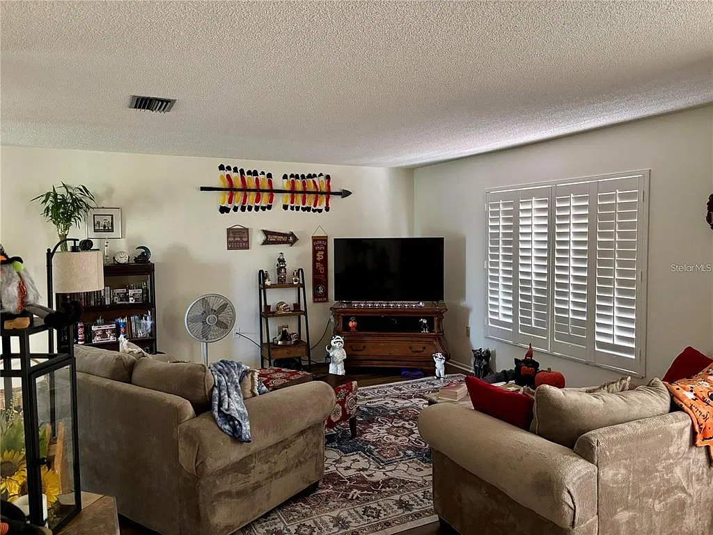 3 bed, 2.0 bath, 1423 sqft, $2,695 — Photo 3