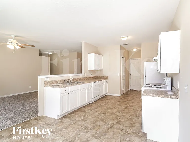 2067 N Chamberlain Blvd — Photo 5