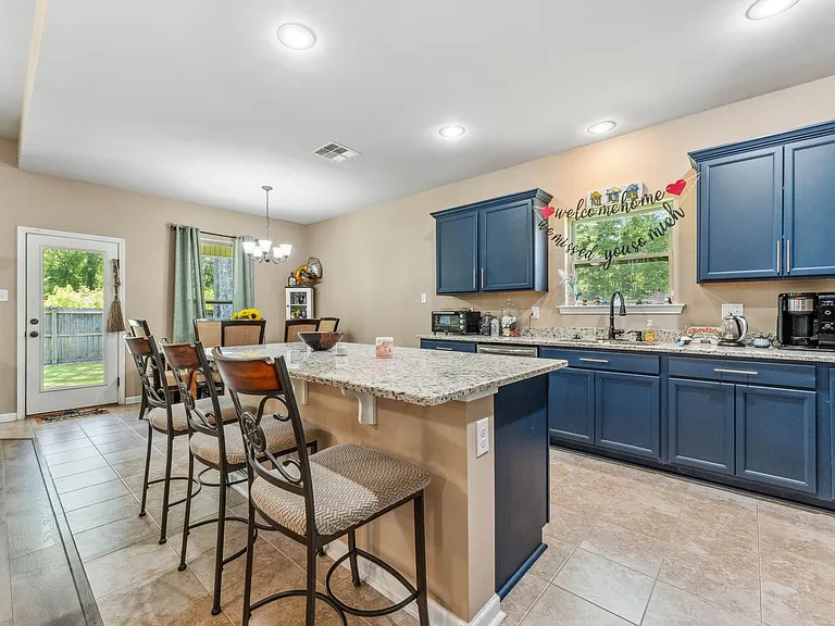 1041 Berkshire Dr — Photo 10