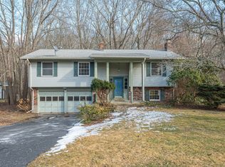 25 Sleepy Hollow Rd E, Niantic, CT 06357