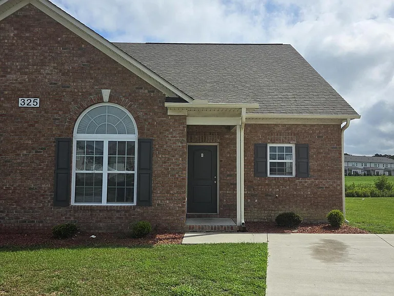 325 S Pointe Dr #B — Photo 1