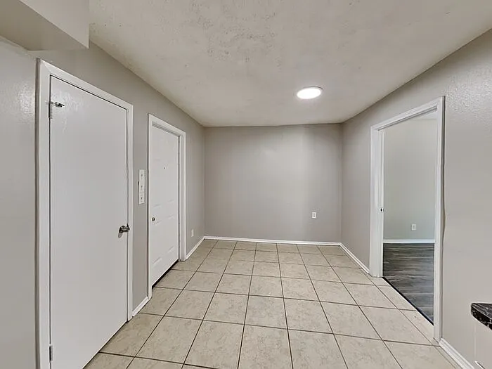 809 Lochmoor Ln — Photo 6