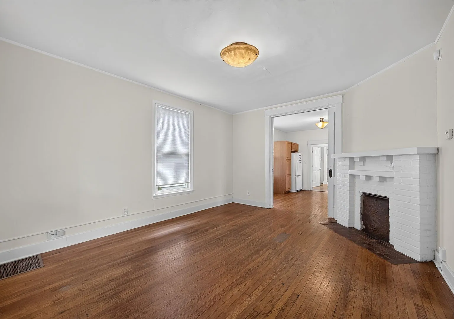 600 E 2nd St - 5Bedroom/2Bath - Close to campus! — Photo 2