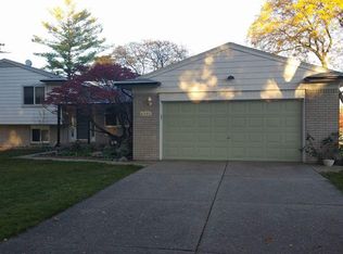 6202 Emerald Lake Dr, Troy, MI 48085