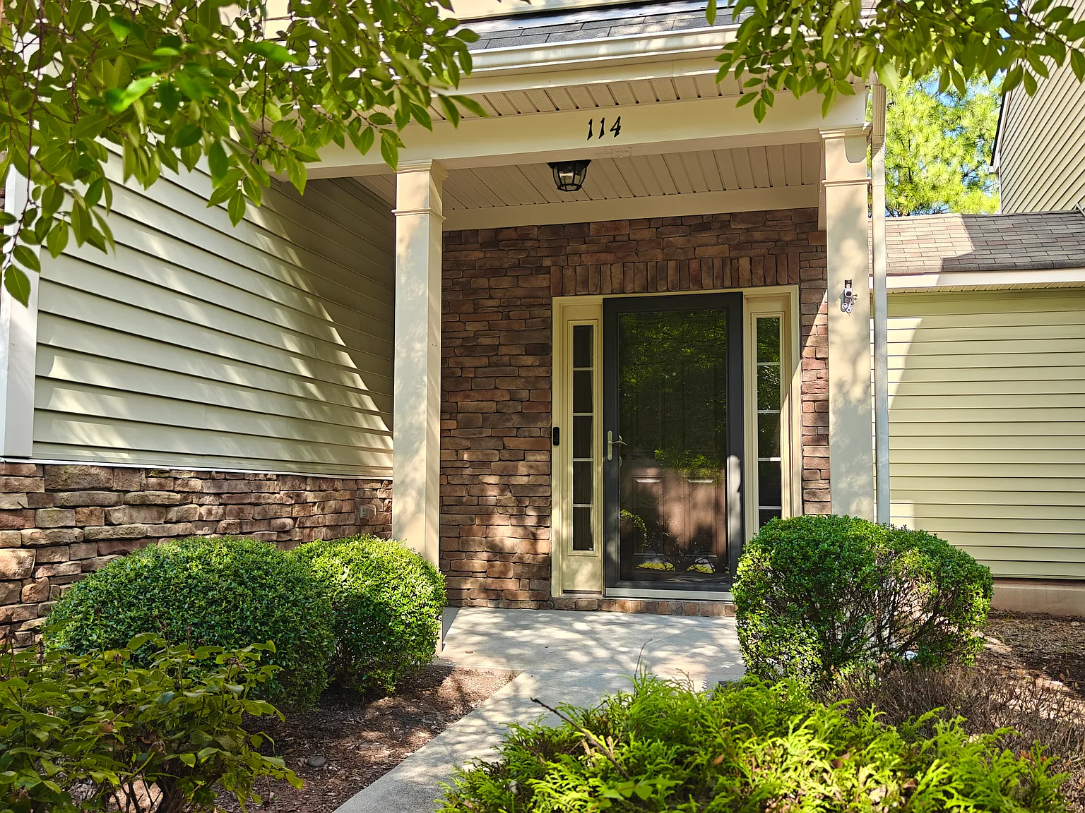 3 bed, 2.5 bath, 1994 sqft, $2,100 — Photo 2